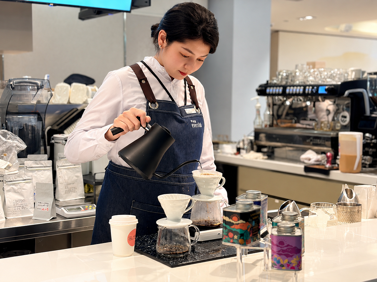 子葉咖啡咖啡師具備 SCA CSP Brewing 咖啡萃取（金杯理論）基礎級及中級國際咖啡證照，透過專業手沖技術，細緻呈現臺灣精品咖啡的風味層次。 圖：子葉咖啡提供