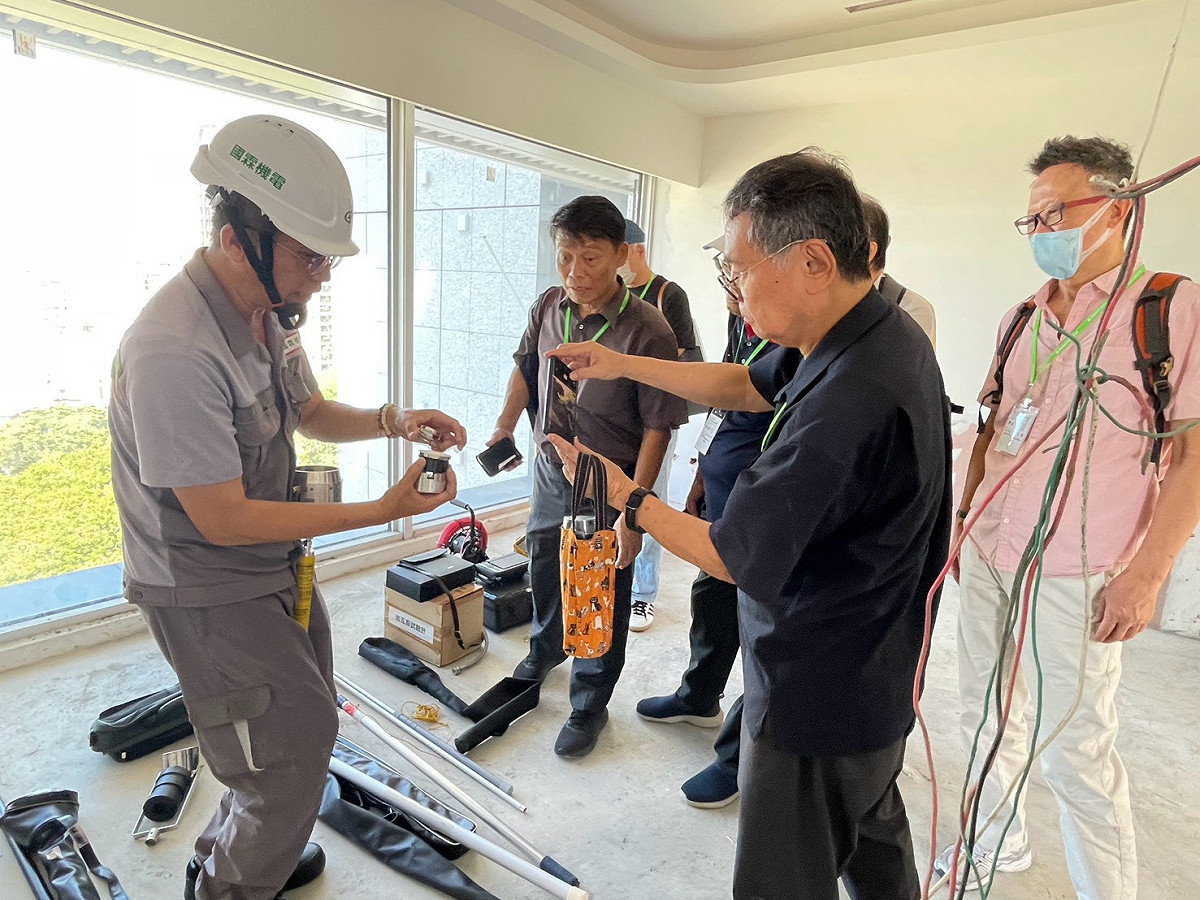 國霖機電蔡百青副總帶領學員實地教學如何使用檢測儀器。 圖：中華民國室內裝修品保協會/提供
