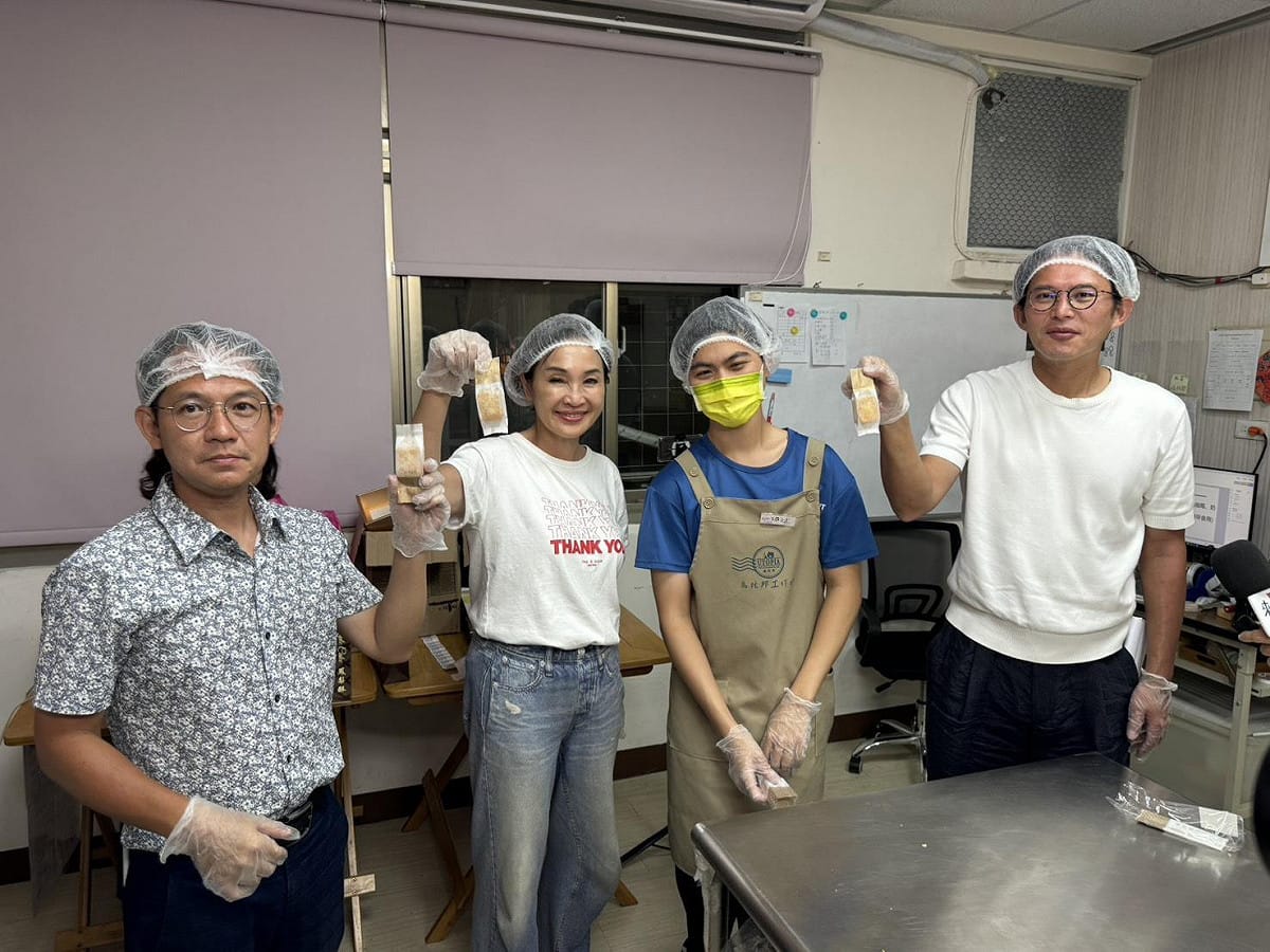 林于凱(左一)陪黃國昌(右一)、柯志恩(左二)走進「烏托邦小作所」，與身心障礙夥伴一起製作鳳梨酥互動。 圖：林于凱競總／提供