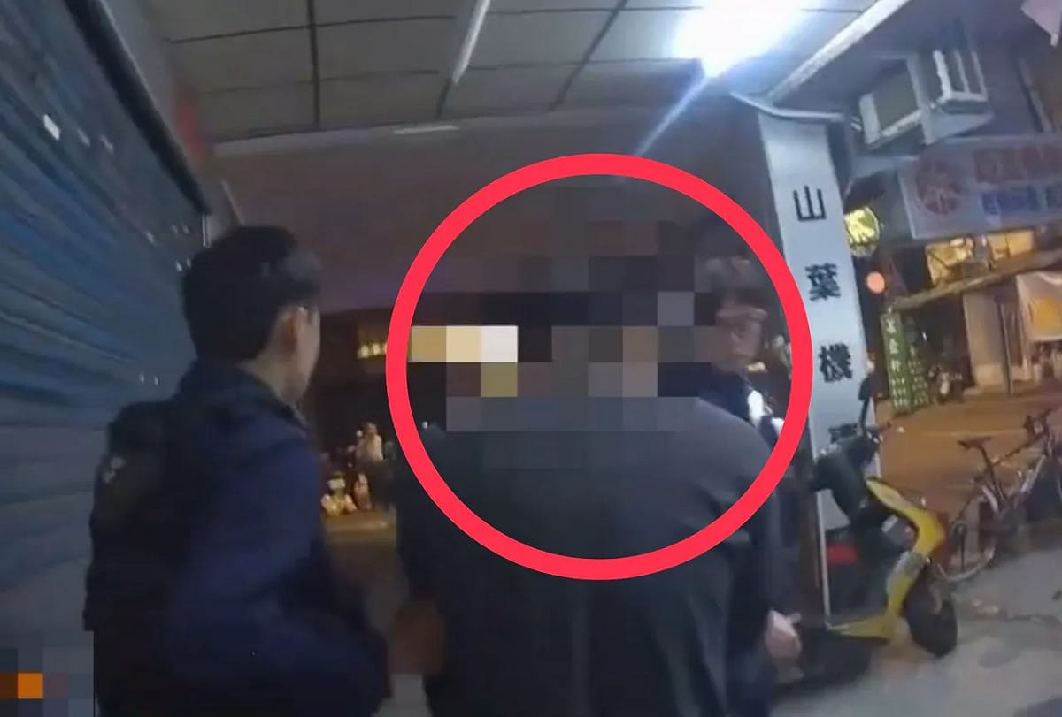 李男自稱身上有刀，員警壓制搜查未發現刀械，卻在包包內查獲依托咪酯煙彈。 圖：翻攝畫面