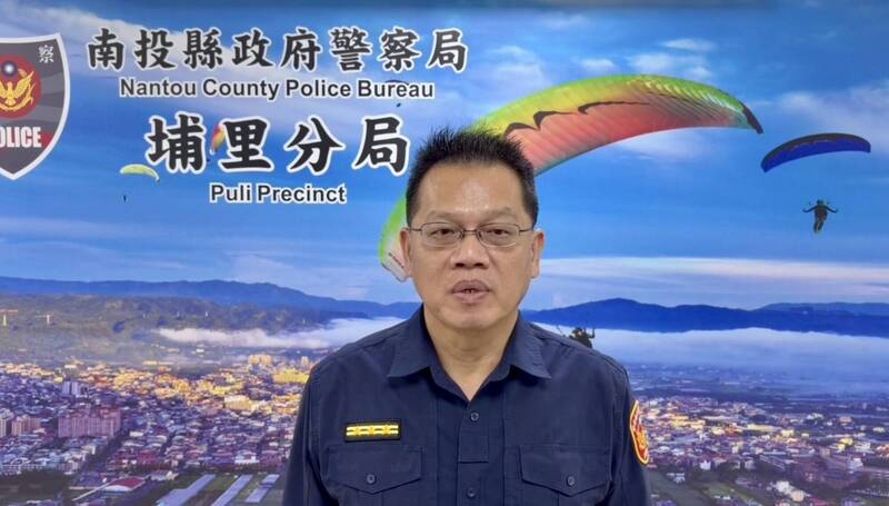 埔里警分局副分局長楊光旭說明露營區疑似男客偷拍女客洗澡案，目前持續調查偵辦中。 圖：埔里分局提供