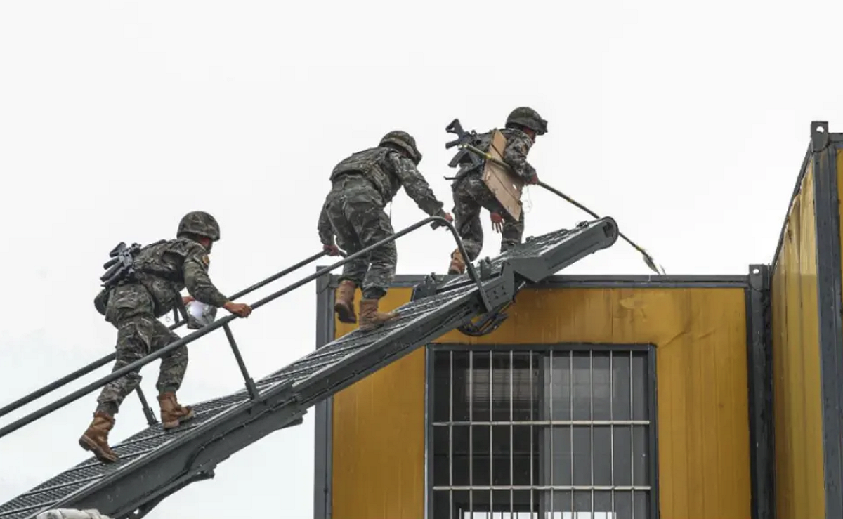 直升機索降和近距離突擊練的是人和人之間的配合。 圖：翻攝自 環球譯視