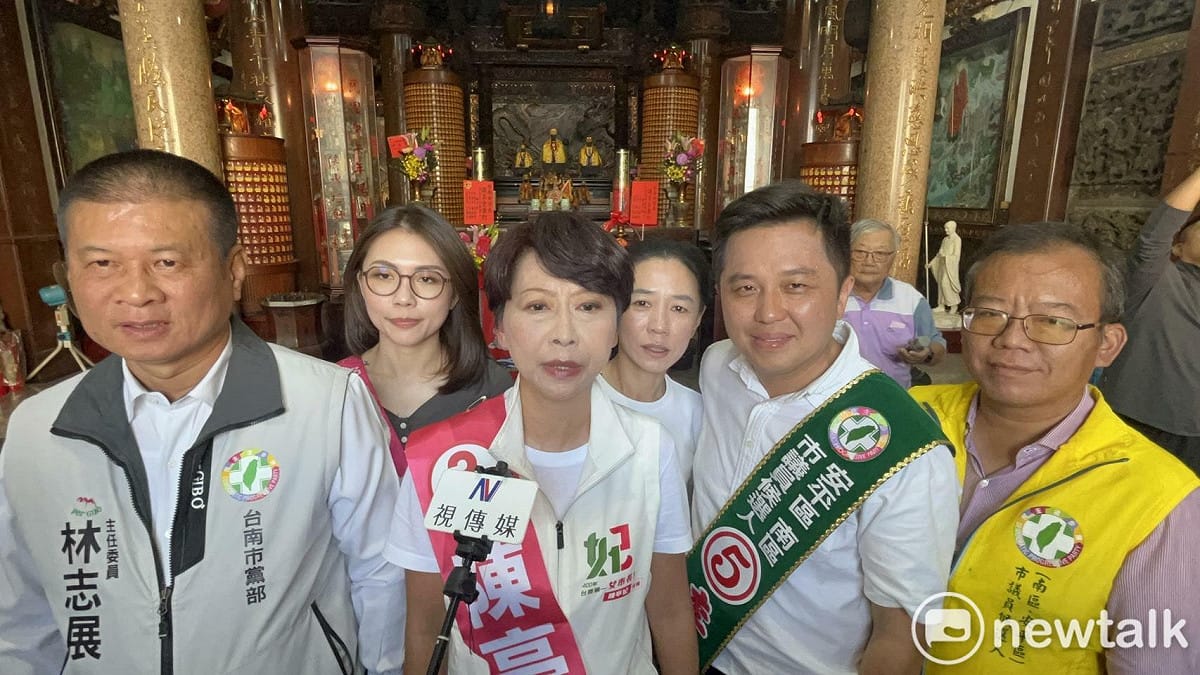 民進黨台南市長候選人陳亭妃偕同第九選區市議員候選人2號林依婷、5號李啓維、6號周麗津、8號呂維胤前往南區四鯤鯓龍山寺上香祈福，民進黨台南市黨部主委林志展也一同帶隊，隨後一起展開車隊掃街，沿途向鄉親問好、爭取支持。 圖：陳亭妃競選總部提供
