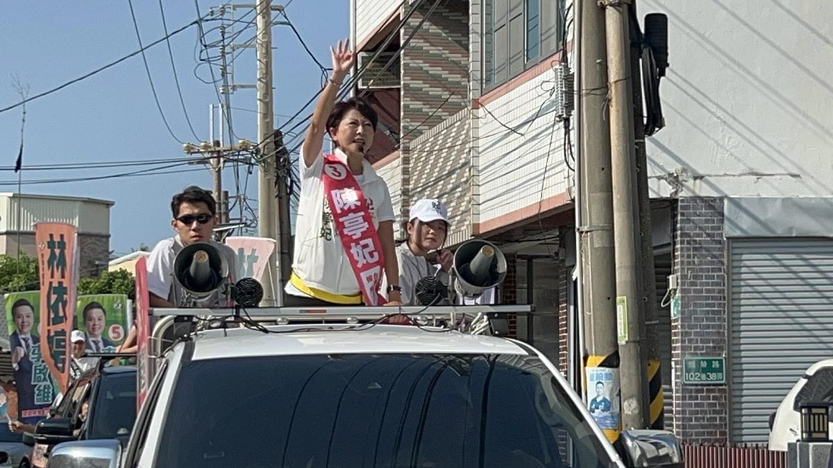 民進黨台南市長候選人陳亭妃偕同第九選區市議員候選人2號林依婷、5號李啓維、6號周麗津、8號呂維胤前往南區四鯤鯓龍山寺上香祈福，民進黨台南市黨部主委林志展也一同帶隊，隨後一起展開車隊掃街，沿途向鄉親問好、爭取支持。 圖：陳亭妃競選總部提供