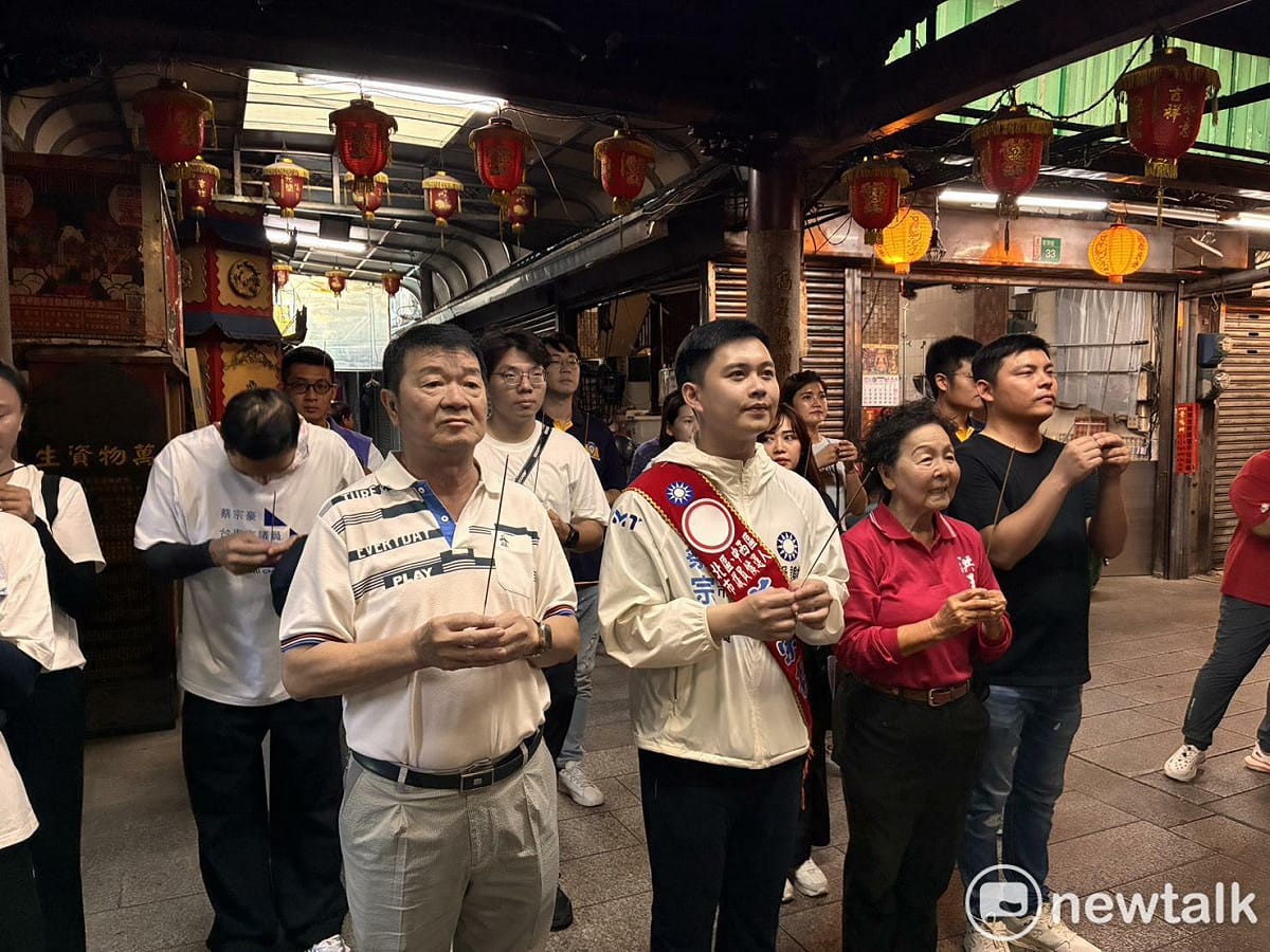 蔡宗豪率領團隊一步一腳印走訪府城66間廟宇，早上8點從天壇出發，走完回到天壇已是晚上8點。 圖：蔡宗豪競選總部提供
