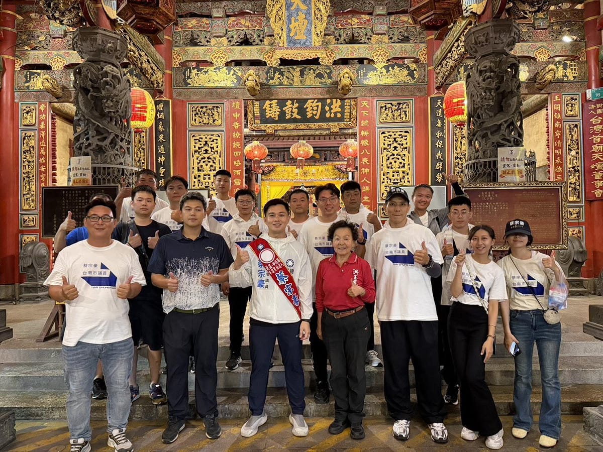 蔡宗豪率領團隊一步一腳印走訪府城66間廟宇，早上8點從天壇出發，走完回到天壇已是晚上8點。 圖：蔡宗豪競選總部提供