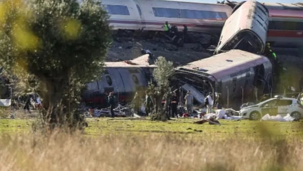 西班牙高速列車發生追尾事件，造成至少46人死亡。 圖 : 翻攝自央視新聞