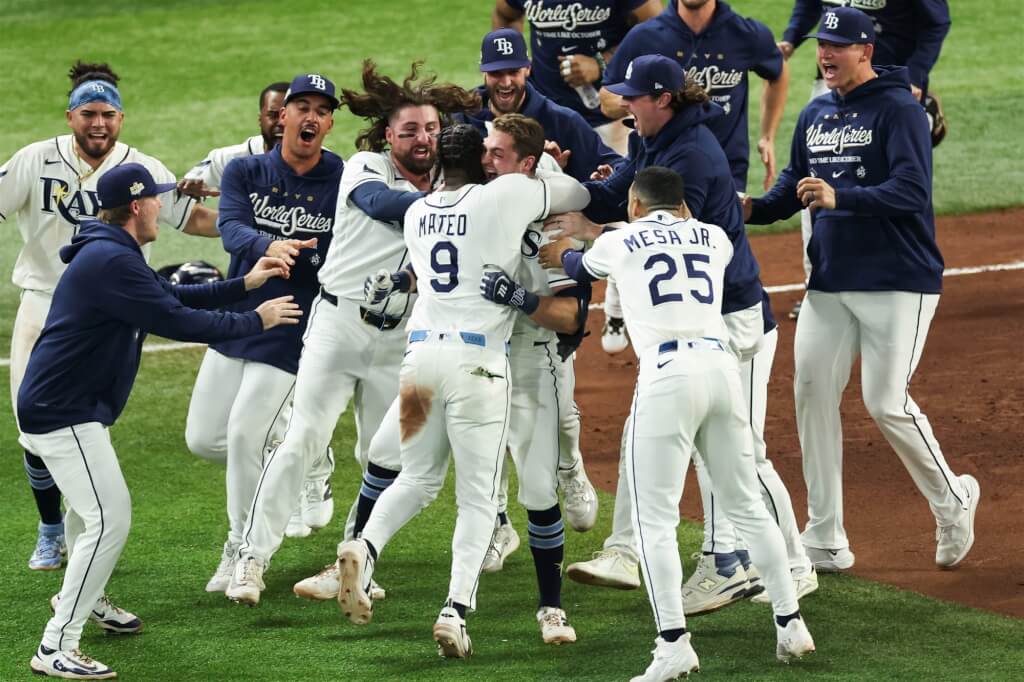 MLB坦帕灣光芒27日對上密爾瓦基釀酒人，兩隊鏖戰至延長賽第12局，終場光芒以4比3險勝，成功在世界大賽續命。圖為光芒隊在獲勝後慶祝。 （圖取自網頁x.com/MLB）