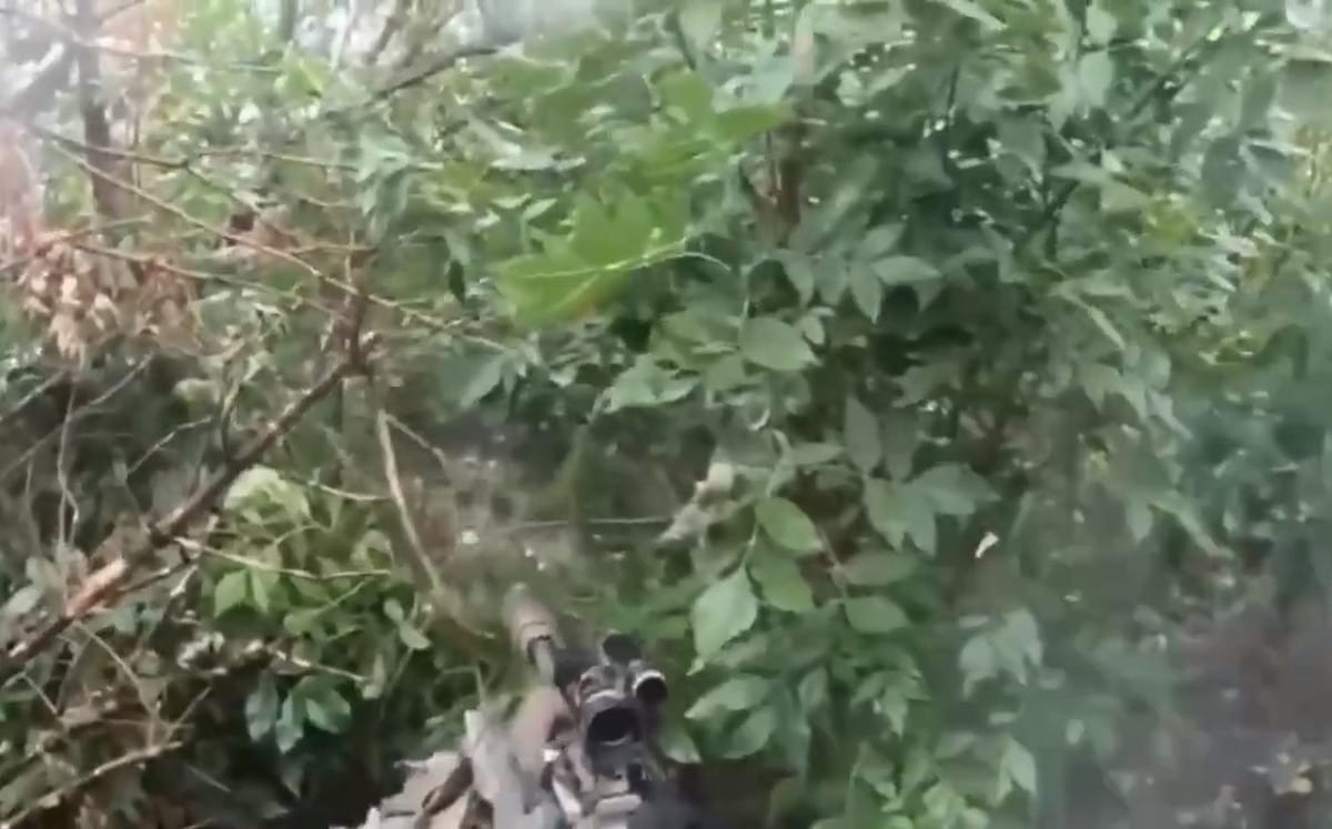 (影) 俄烏兩軍狹路相逢! 俄兵 :「你是61旅的嗎」？ 碰! 烏軍 : 是的!