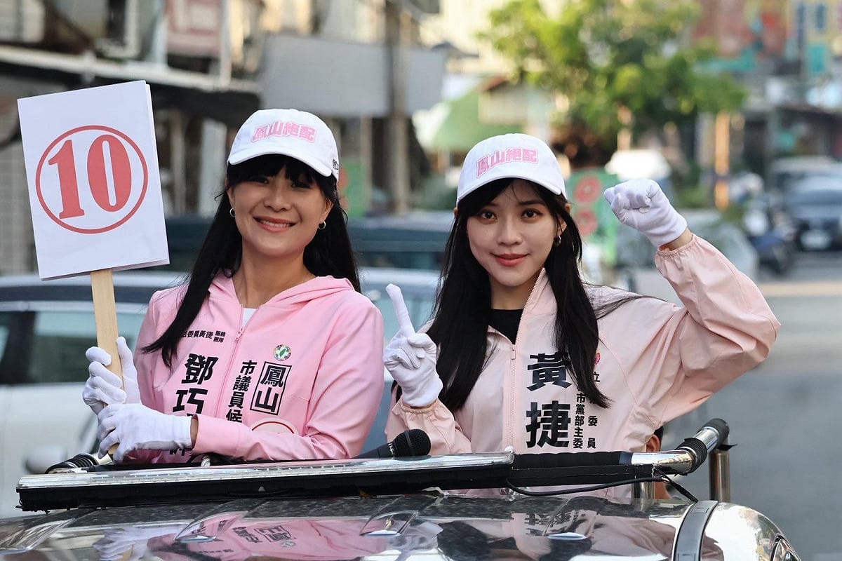 黃捷(右)親自陪同鄧巧佩(左)車掃。 圖：鄧巧佩競總／提供