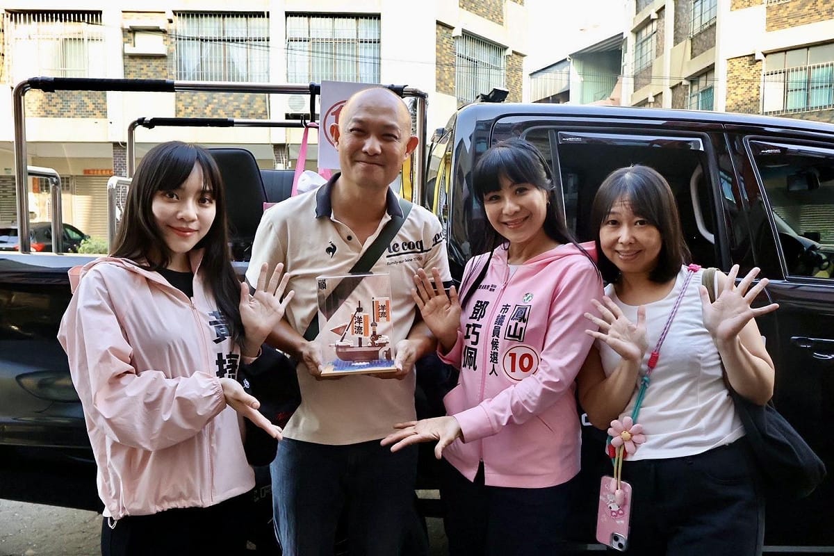 黃捷(左一)陪鄧巧佩(右二)車掃。，一名在地支持者(左二)特地送上兩艘親手組裝的「洋流號」。 圖：圖：鄧巧佩競總／提供