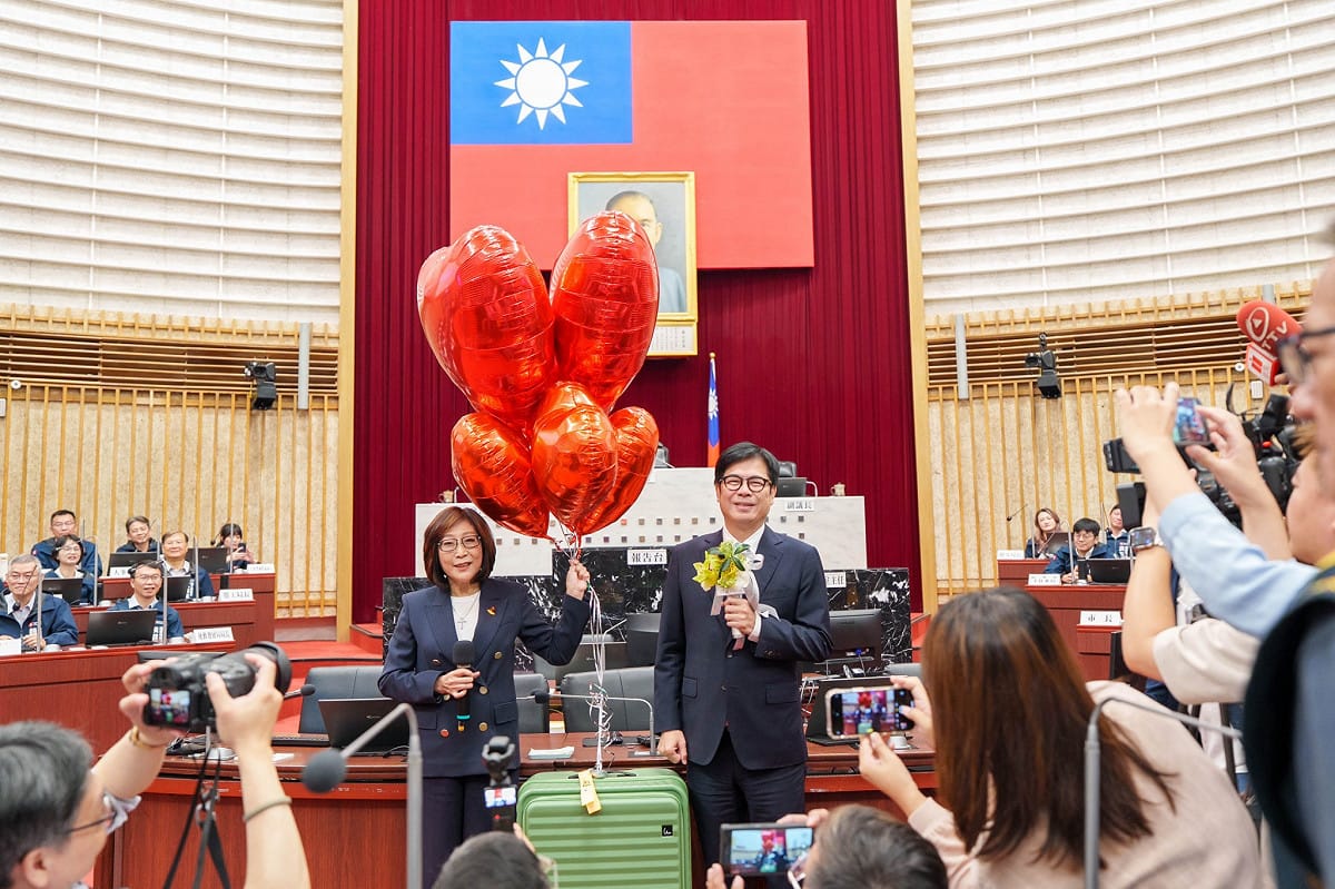 康裕成(左)向陳其邁(右)與市府團隊表達感謝， 圖：高雄市議會／提供