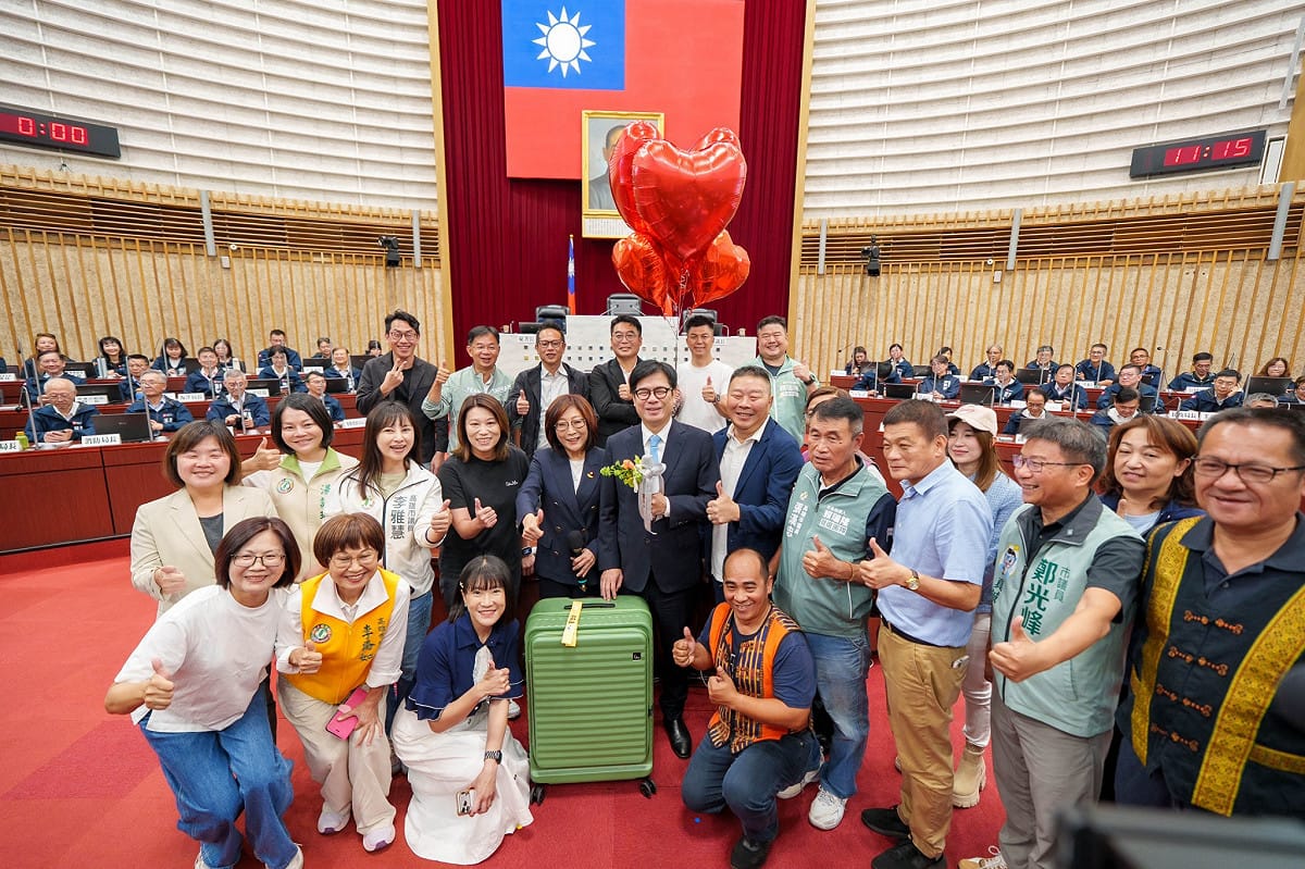 陳其邁結束任內最後一次議會，與議員拍攝「畢業照」。 圖：高雄市議會／提供
