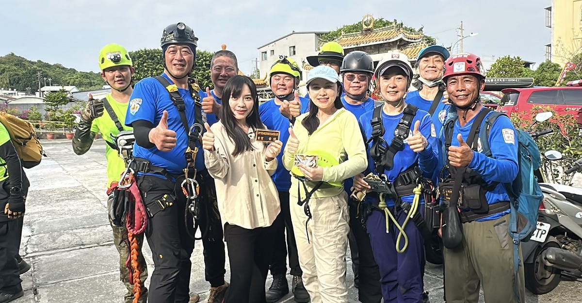 黃捷(前排左二)與李雅慧(前排中)向所有參與訓練的警消與災害防救團體搜救英雄表達由衷的敬意與感謝。 圖：中華戶外探險協會雲豹工作隊／提供