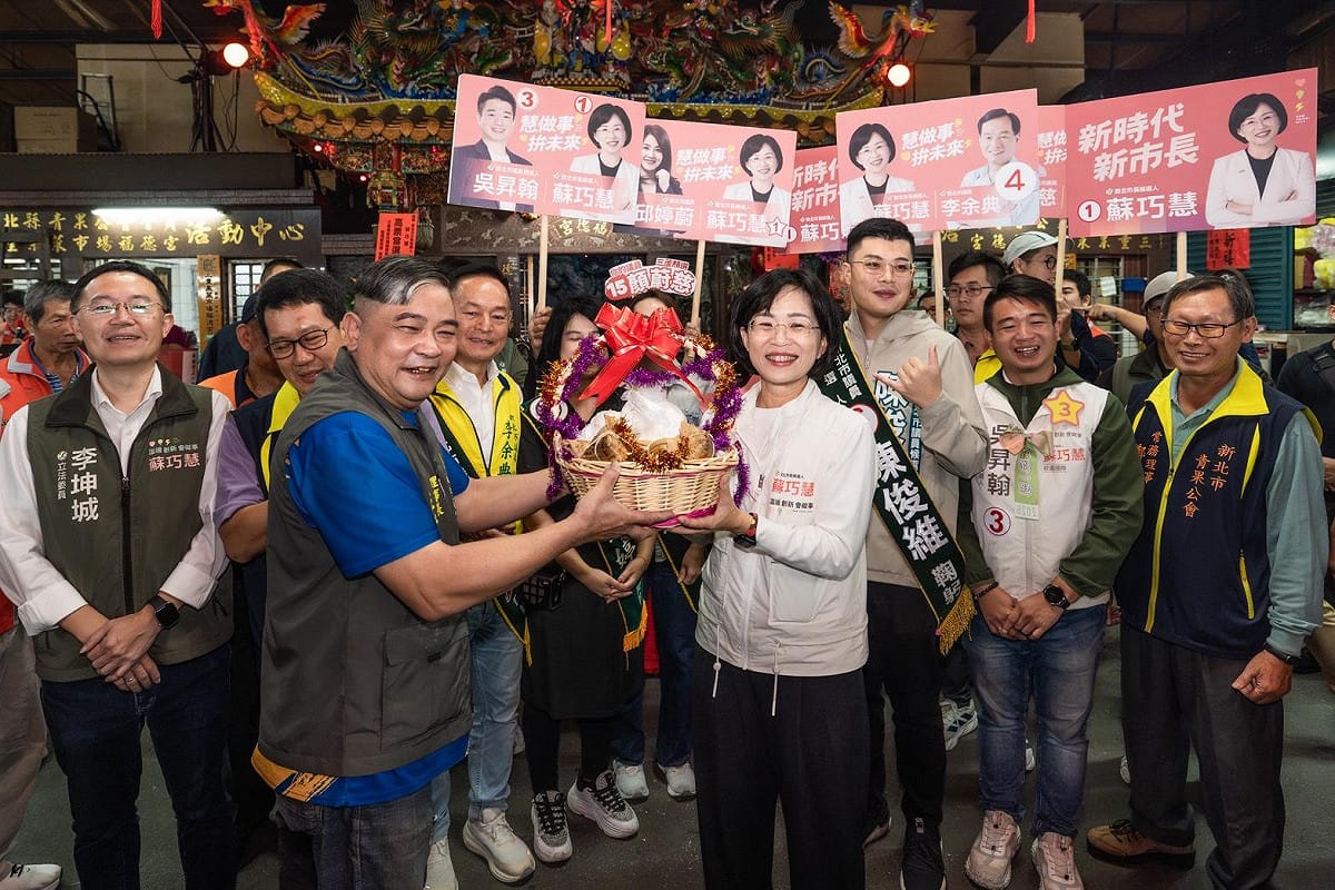 民進黨新北市長候選人蘇巧慧今日清晨前往三重果菜市場掃街。 圖：蘇巧慧競選辦公室提供