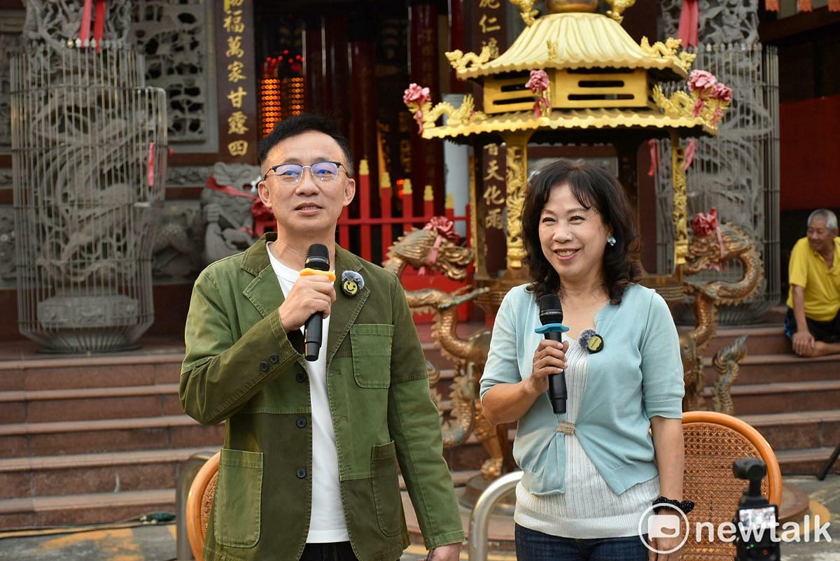 許常德(左)南下為黃淑美主辦的大港好聲音歌唱比賽跨刀相挺。 圖：孫家銘／拍攝