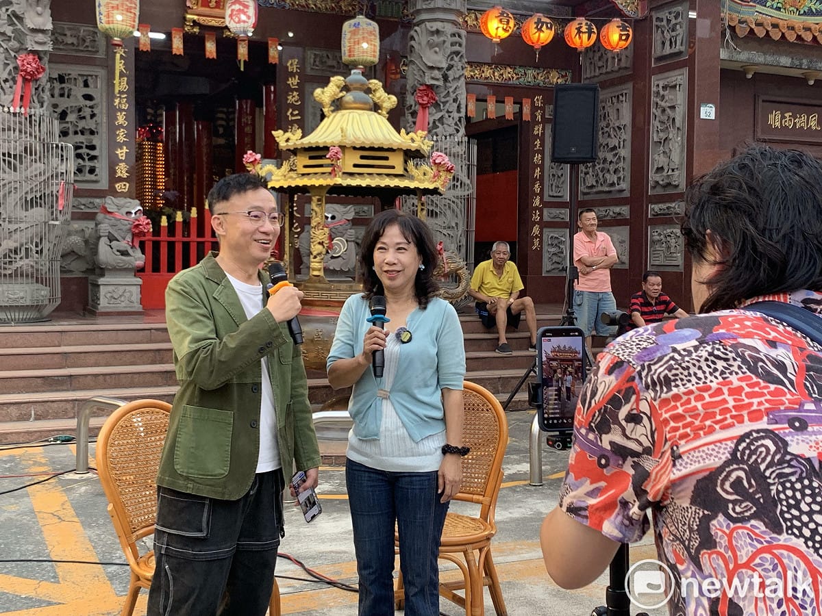 許常德(左)與黃淑美(中)在網路進行感性的直播對談。 圖：孫家銘／拍攝