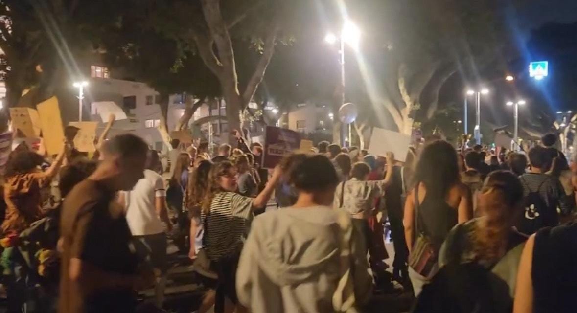 反對派支持者上街慶祝少數政黨選舉成績亮眼。 圖：取自Ｘ＠alecyefremov