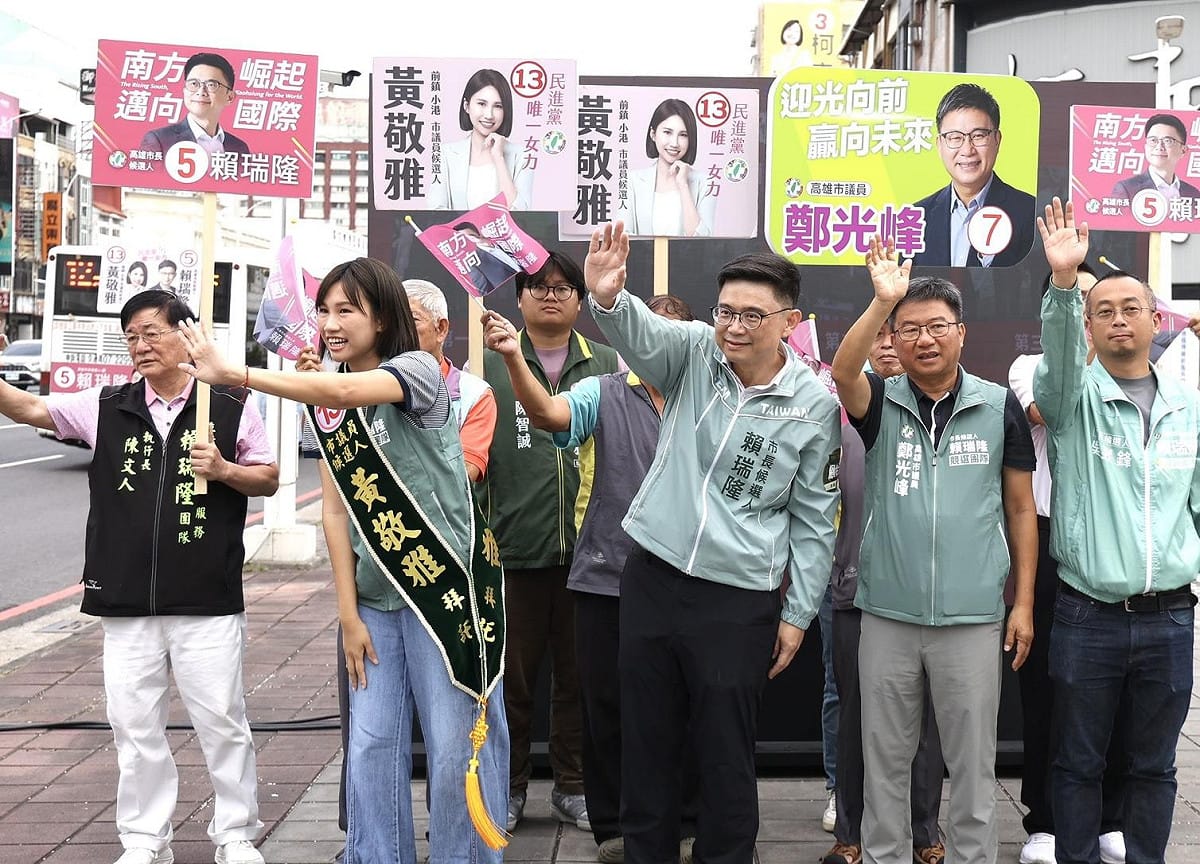 賴瑞隆(右三)攜手高雄隊黨籍立委及所有選區議員候選人，展現「高雄隊」大團結氣勢，同步於高雄八大重要交通樞紐站路口拜票。 圖：賴瑞隆競總／提供