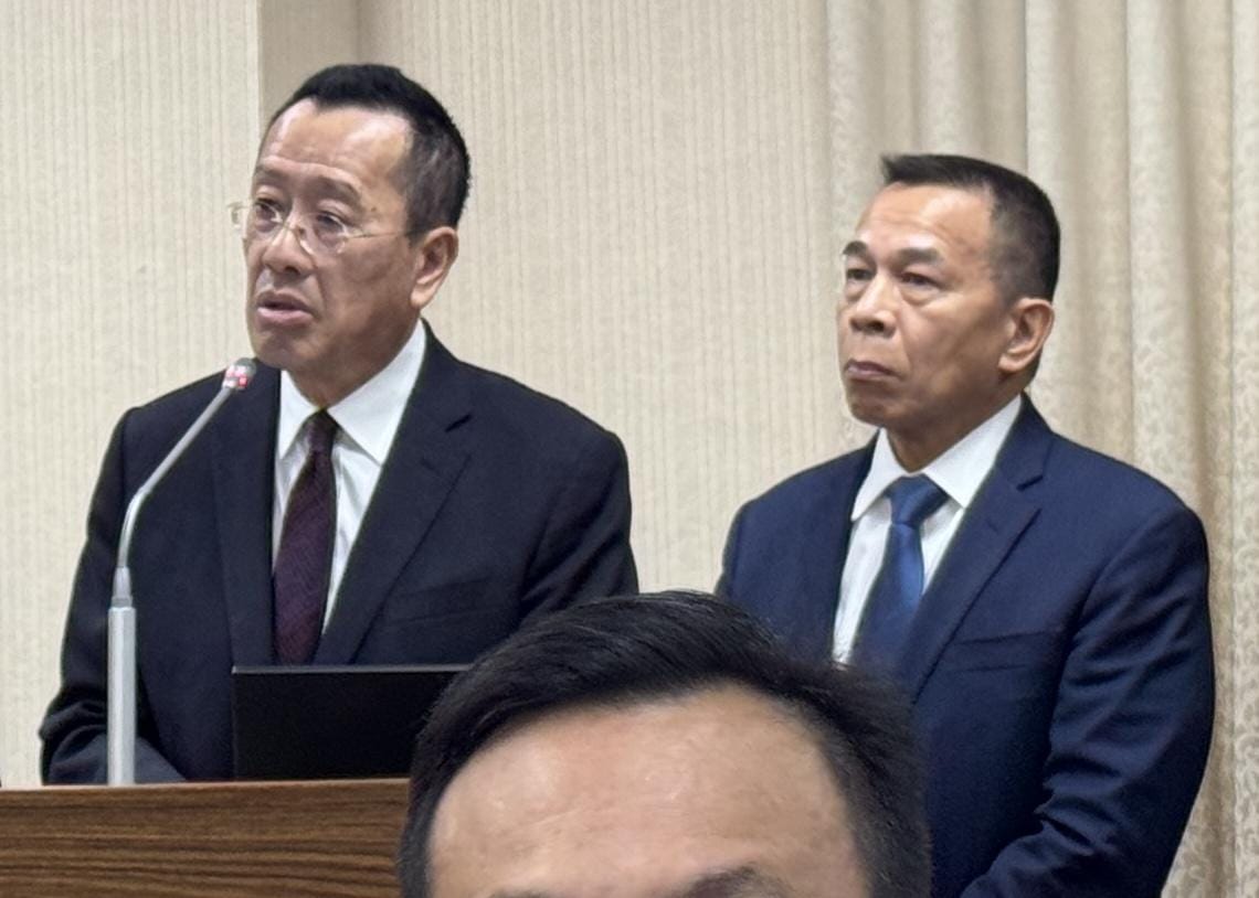 國防部長顧立雄與陸軍參謀長陳建義(右) 圖：林朝億/攝