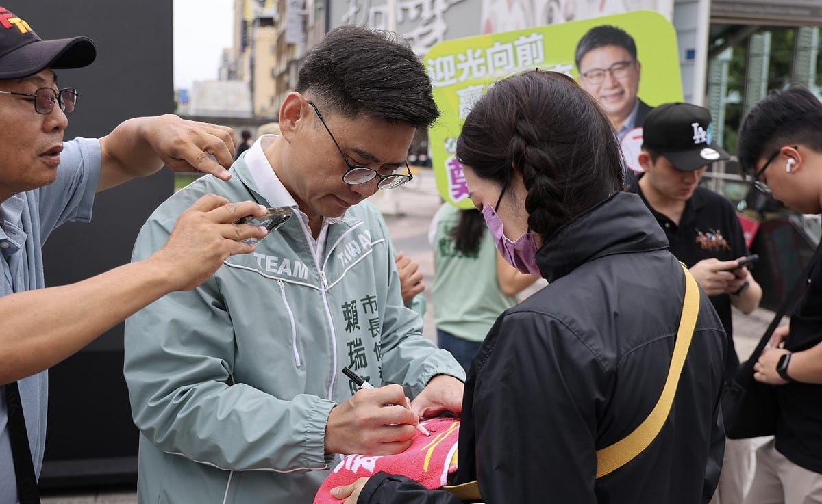 賴瑞隆(中)站路口，支持者索取簽名。 圖：賴瑞隆競總／提供