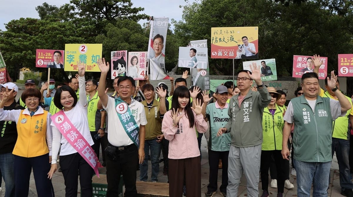 立委黃捷(前排右三)率議員候選人站路口，展現「高雄隊」大團結氣勢。 圖：賴瑞隆競總／提供
