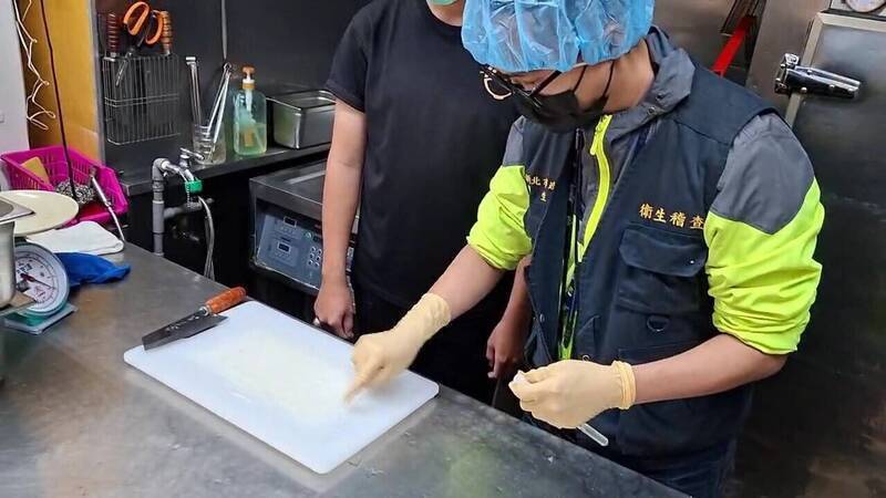 清六食堂發生食物中毒事件，新北市衛生局立即派員稽查。 圖：新北市衛生局提供