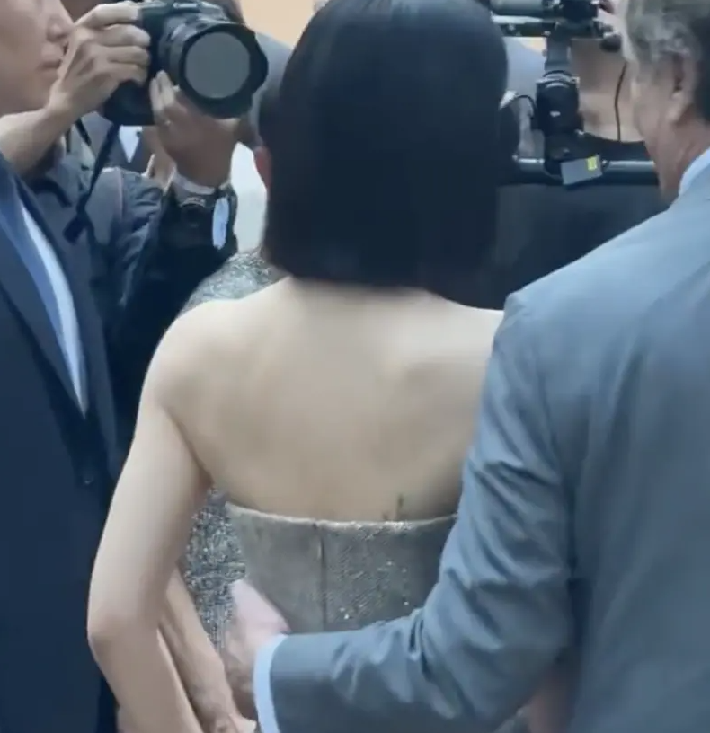 金裕貞日前到香港出席品牌活動時，疑似遭到品牌創辦人性騷擾，對方多次摟她的腰、伸手摸她的背。 圖：翻攝自微博
