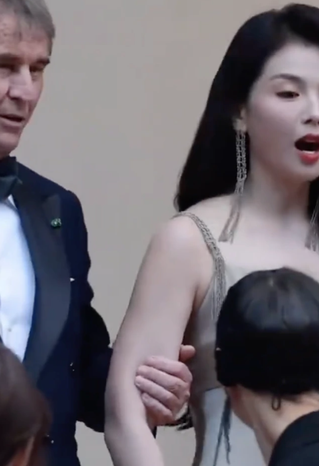 中國女星劉濤過去出席同品牌活動時，也被卡洛庫奇內利多次摸手、搭肩、扶腰，甚至差點碰到胸部。 圖：翻攝自微博