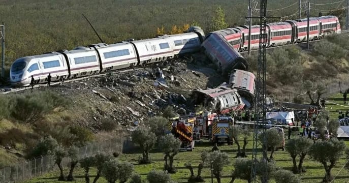 造成至少68人死亡的西班牙高速列車事故現場。 圖 : 翻攝自長安街知事