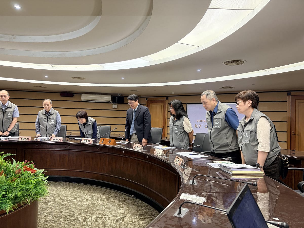 中選會驚爆候選人個資外洩風波，主委游盈隆今日鞠躬道歉。 圖：金大鈞/攝