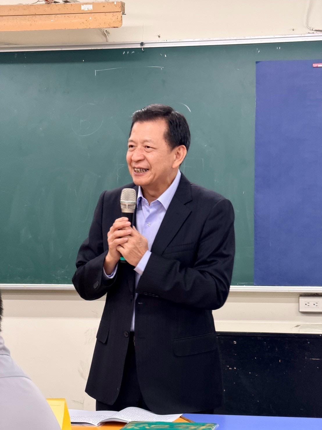 大陸委員會港澳蒙藏處處長盧長水今（29）日特別代表陸委會邱垂正主委前往連續5年招收香港高中生的淡江高級中學，與校方團隊、港澳學生及家長進行座談交流。 圖：台港經濟文化合作策進會提供