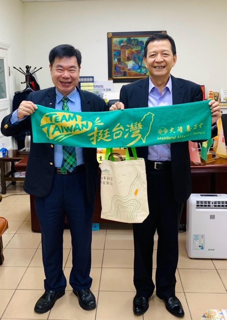 盧長水分享陸委會Team Taiwan紀念毛巾予淡江高中留存。 圖：台港經濟文化合作策進會提供