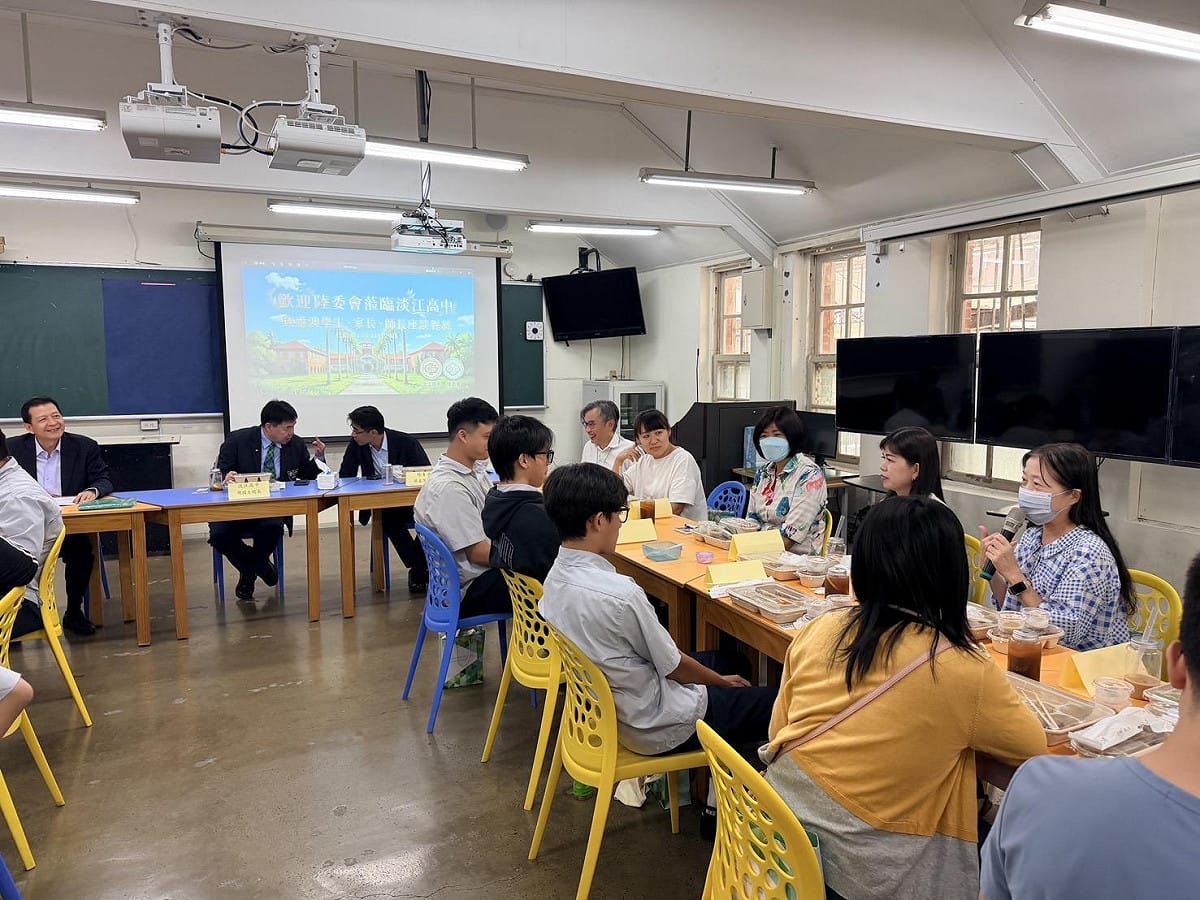 盧長水與師生及家長在座談會中互動。 圖：台港經濟文化合作策進會提供
