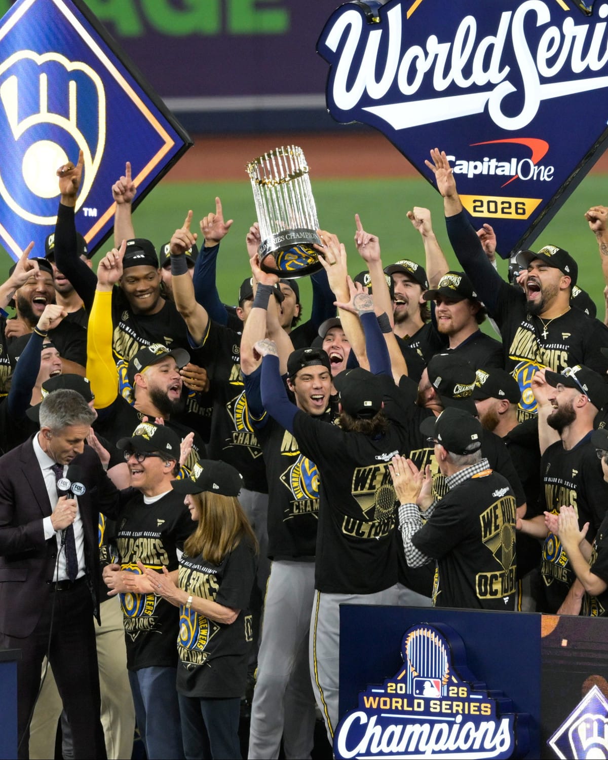 密爾瓦基釀酒人隊捧起隊史57年首座世界冠軍獎盃 圖：取自X@Brewers