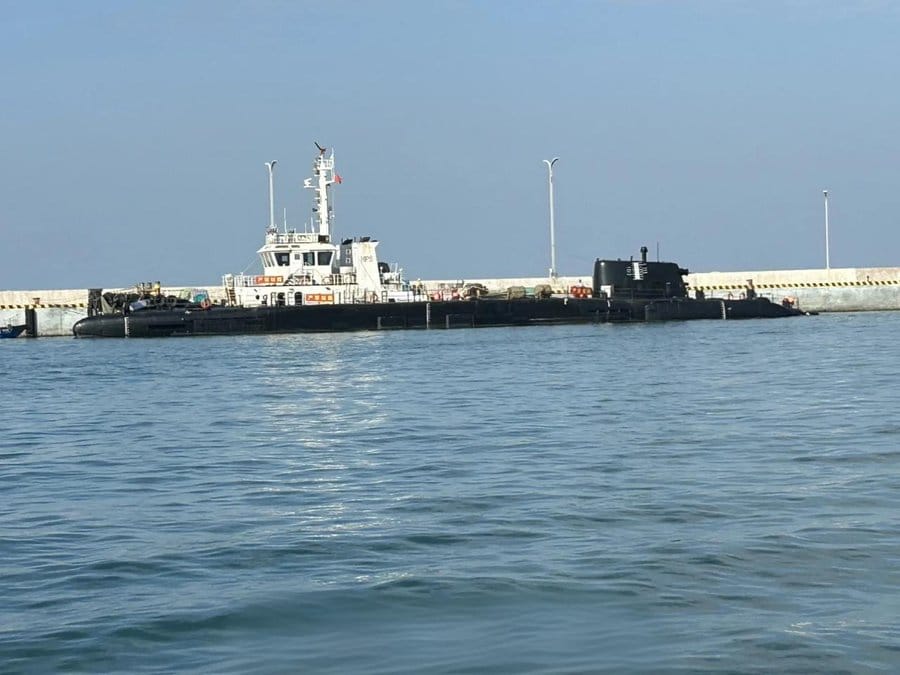 2025年12月初，中國三體潛航戰艦的第一張地面實拍照曝光。來源是中國社交媒體SDF用戶「Syrida2887」，軍事分析師Alex Luck轉發。 圖：翻攝「X」@AlexLuck9
