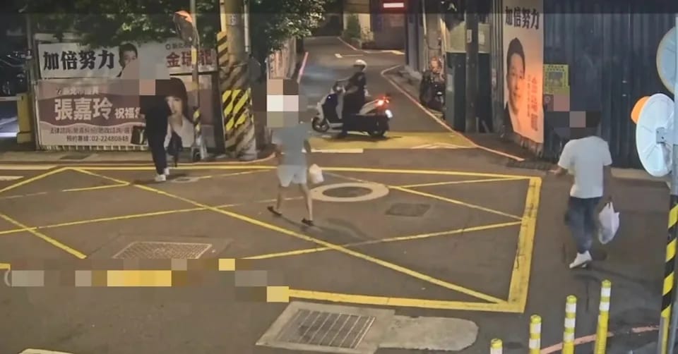 毒蟲選在離警局僅100公尺的賣場交易，遭巡邏員警發現。 圖：翻攝畫面