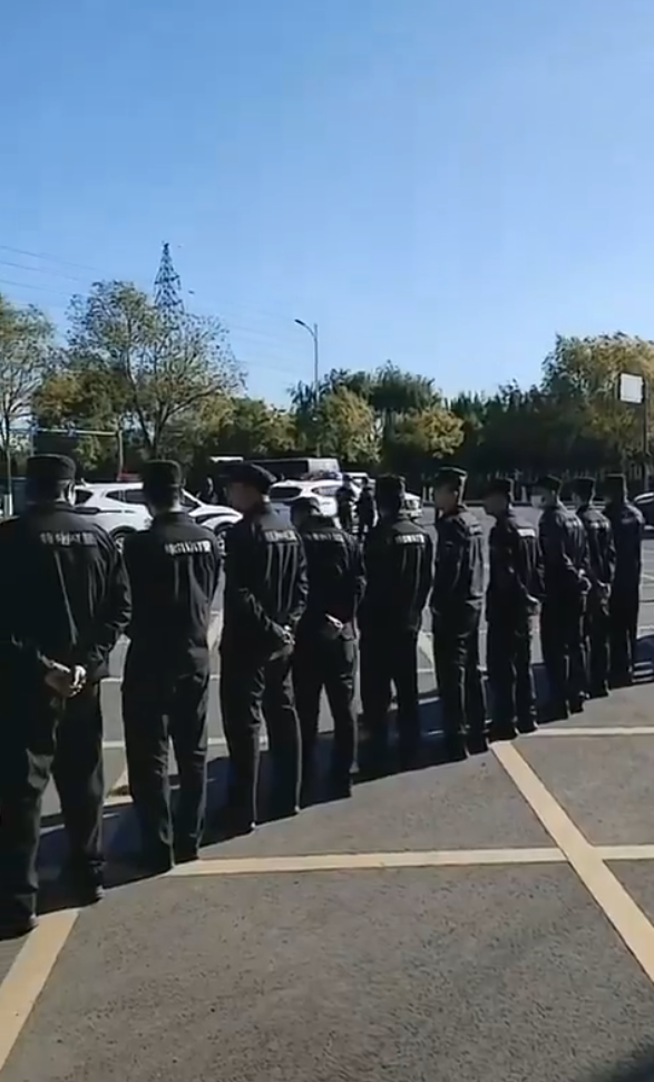 遼寧營口一間中建鎂磚公司職工因公司長期拖欠工資及社保， 28 日前往當地市政府門前廣場集會討薪，當局出動大量警察與特警在現場進行戒備維穩。 圖:翻攝自 X @whyyoutouzhele