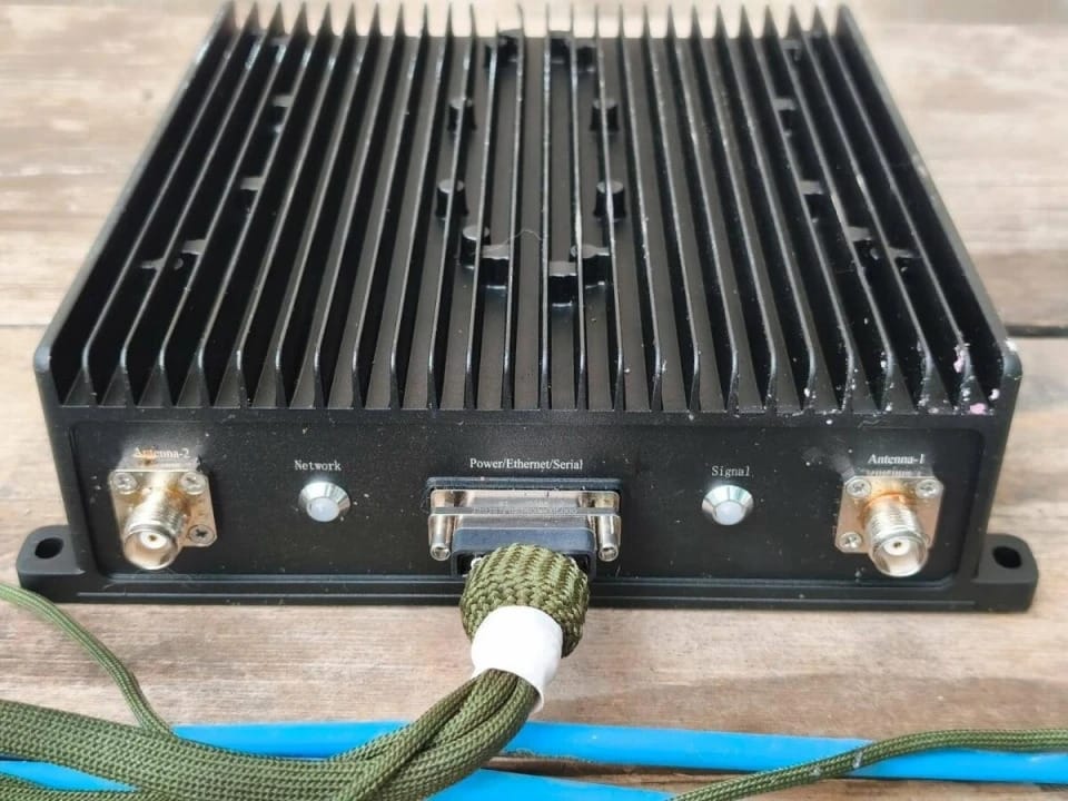 「網狀通訊數據機」（Mesh Modem），能讓多架無人機彼此傳遞訊號。 圖：取自騰訊網「零度Military」