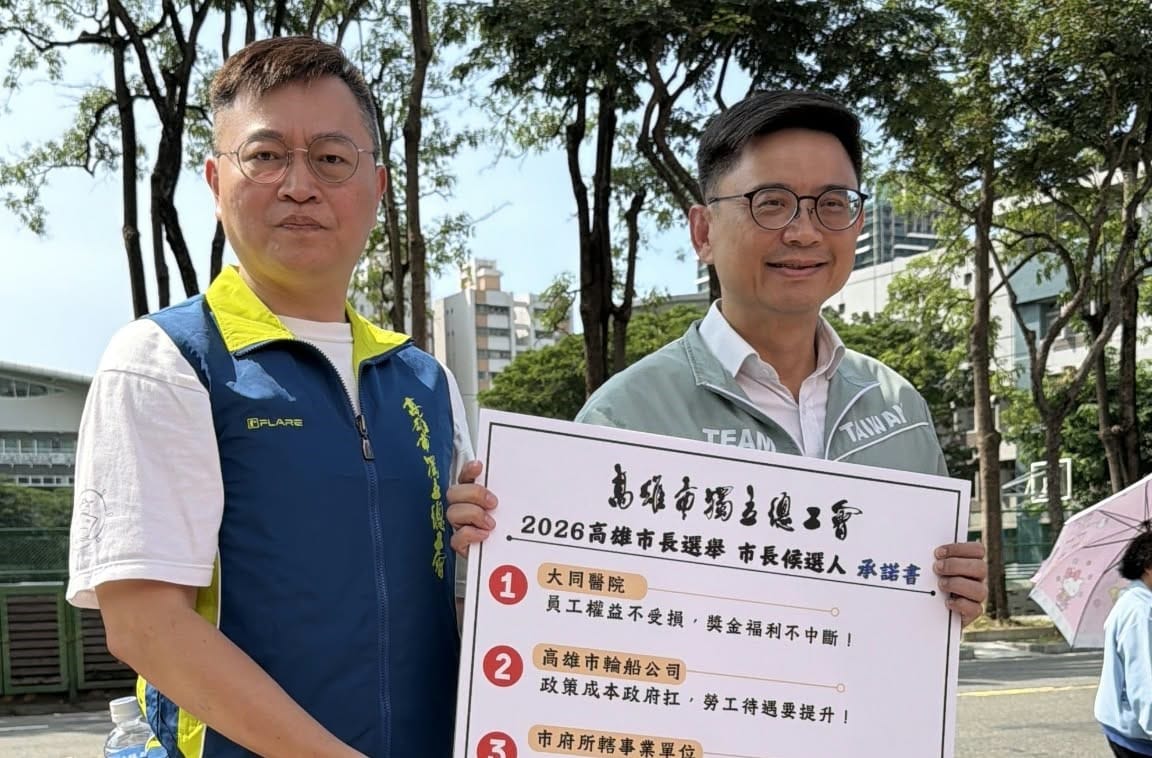 賴瑞隆在高獨總事前準備的承諾書上簽名。 圖：高雄市獨立總工會／提供