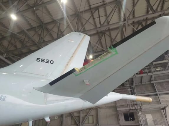 日本海上自衛隊川崎P-1反潛巡邏機5520號平尾前緣明顯被拆去一部分。 圖 : 翻攝自觀察者網