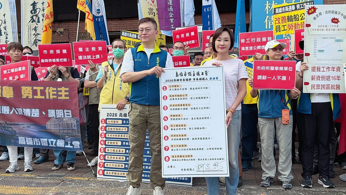 柯志恩(前右)在高獨總事前準備的承諾書上簽名。 圖：高雄市獨立總工會／提供