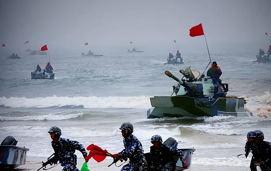 美國太平洋陸軍司令克拉克（Ronald Clark）27 日表示，美軍已將中國可能在 2027 年前具備武力奪取台灣的能力，甚至可能採取行動的情境納入印太戰區部署規劃，強調「戴維森窗口」（Davidson Window）所代表的威脅依然存在。 圖:翻攝自微博