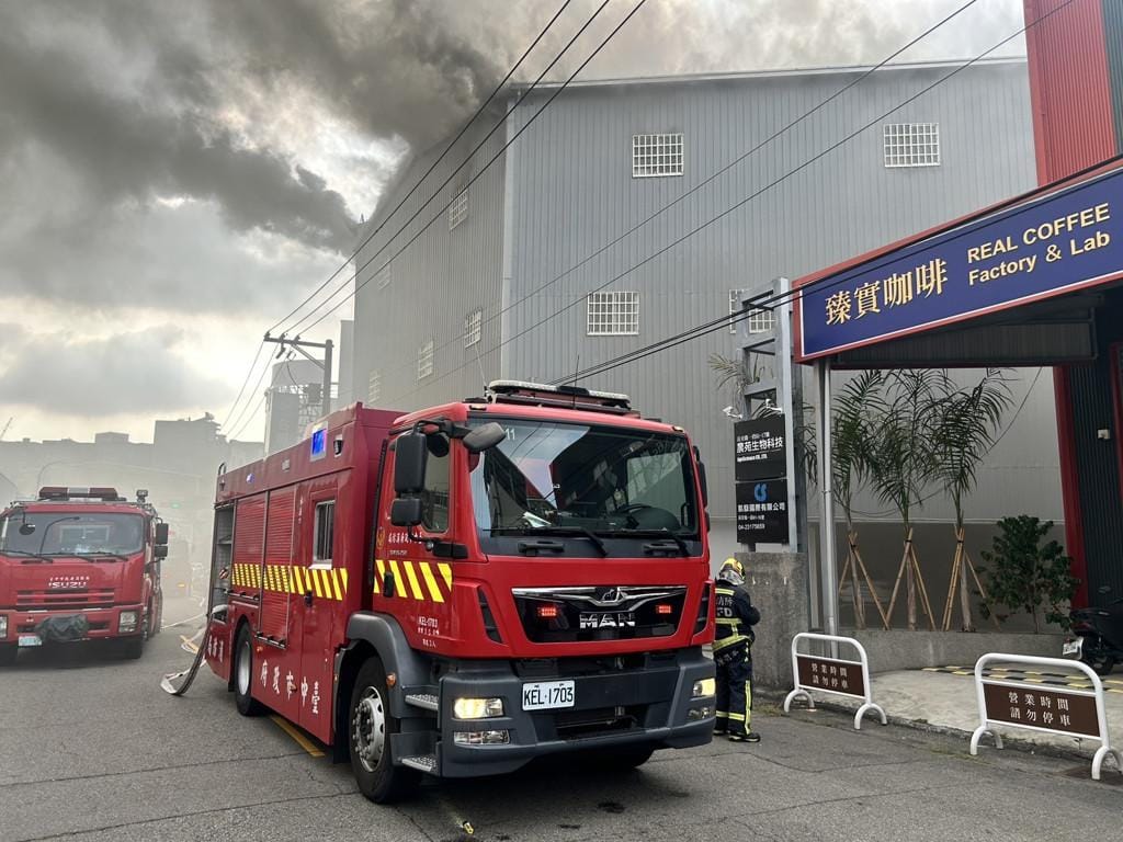 台中市西屯區長安路一段一間鐵皮屋工廠今日發生火警。 圖：翻攝畫面