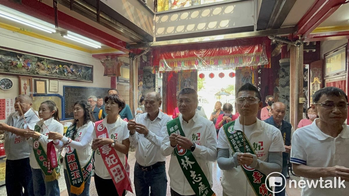 民進黨台南市長候選人陳亭妃展開密集車隊掃街行程，前往大南科區，偕同第五選區市議員候選人1號陳碧玉、4號李偉智、5號林志展、6號余柷青，從善化茄拔天后宮上香祈福後出發。 圖：陳亭妃競選總部提供