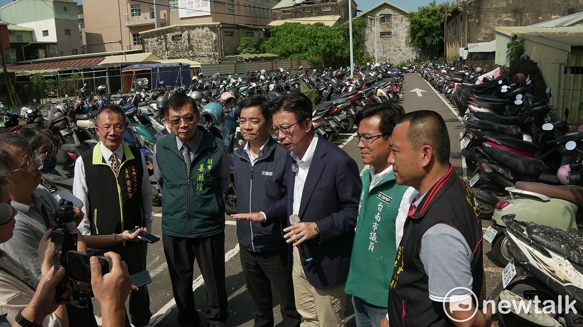 立法委員郭國文率立法院財政委員會來到台南官田，第二站考察隆田車站擴建，郭國文不只要求擴建進程加速，同時爭取到台鐵加開台南高鐵站開至隆田的班次，來滿足南科化效應後，不斷增加的溪北地區交通需求。 圖：郭國文服務處提供