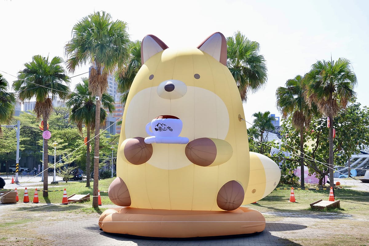 日本療癒系人氣IP「朗萌綺盟」即將於10月31日萌趣登陸台南，台南市長黃偉哲今日前往安平漁人碼頭立驛國際運河遊船搭乘處，搶先開箱水上大型氣偶，揭開「2026跟朗萌綺盟 一起來台南」活動的可愛面貌。 圖：台南市政府提供