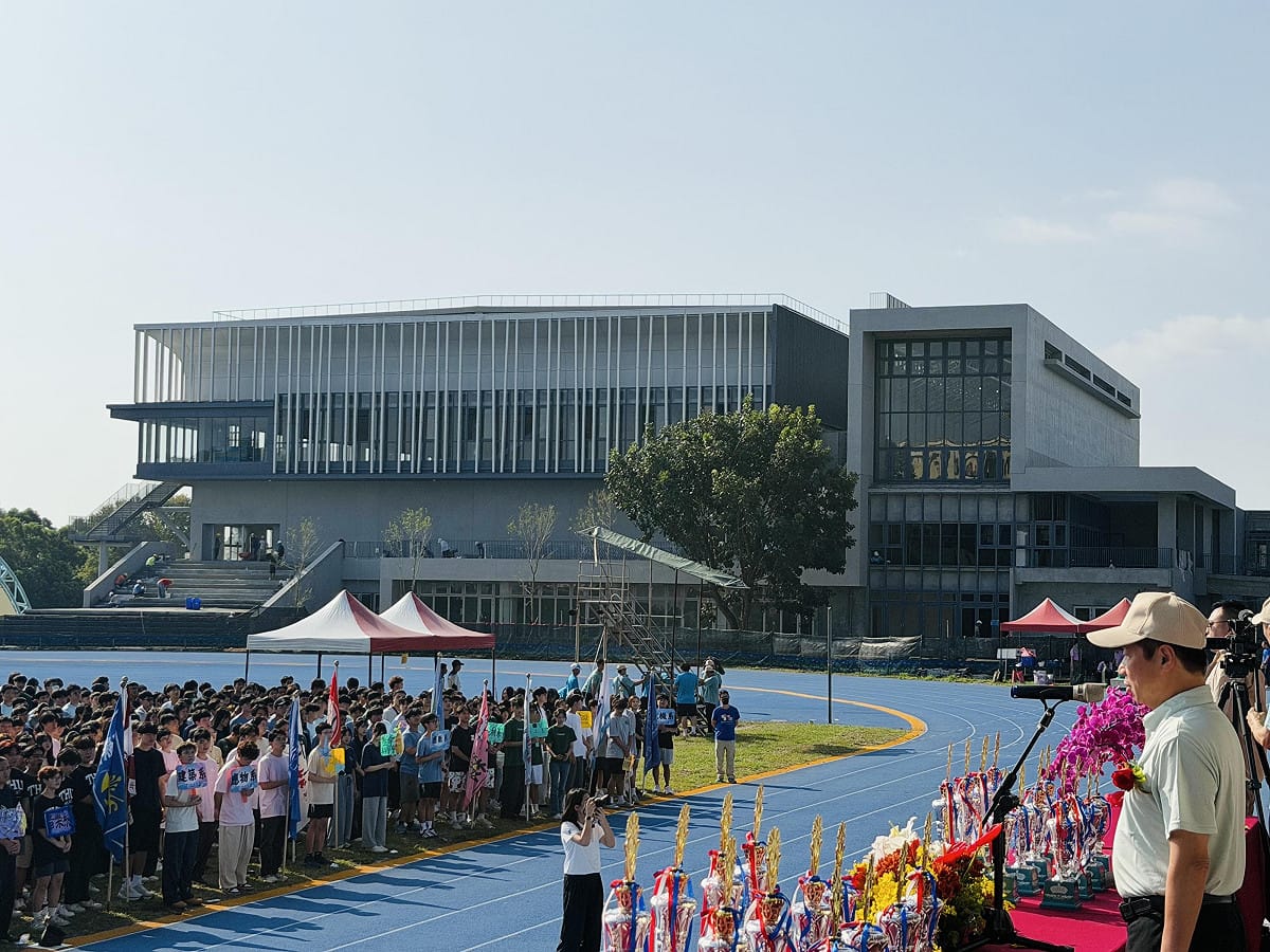 東海大學71週年校慶運動會登場，總經費7.5億元的楊瑞祥綜合活動大樓矗立運動場旁，成為師生關注焦點。 圖：東海大學/提供
