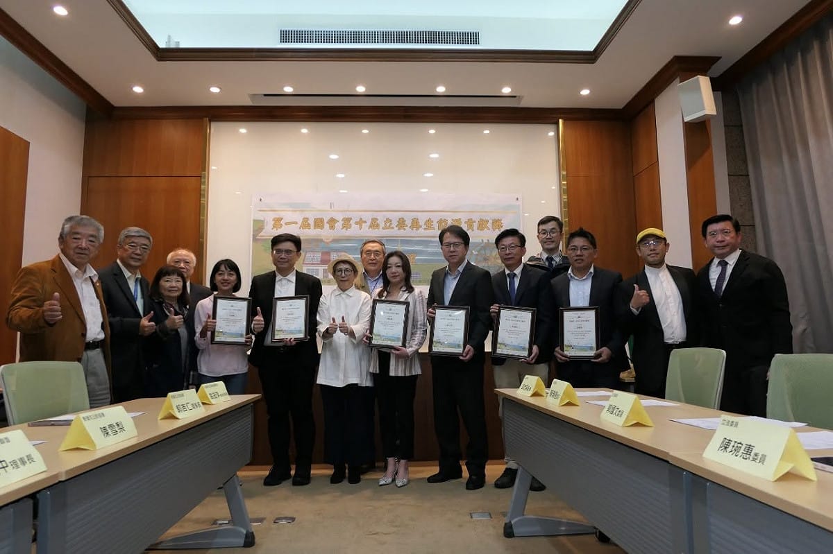 2023年，台灣再生能源推動聯盟舉辦「國會第十屆立委再生能源貢獻獎」，12位跨黨派立委（民進黨6位、時力3位、民眾黨2位、國民黨1位）獲獎。 圖：翻攝「臉書」Taiwan Renewable Energy Alliance 台灣再生能源推動聯盟粉絲專頁