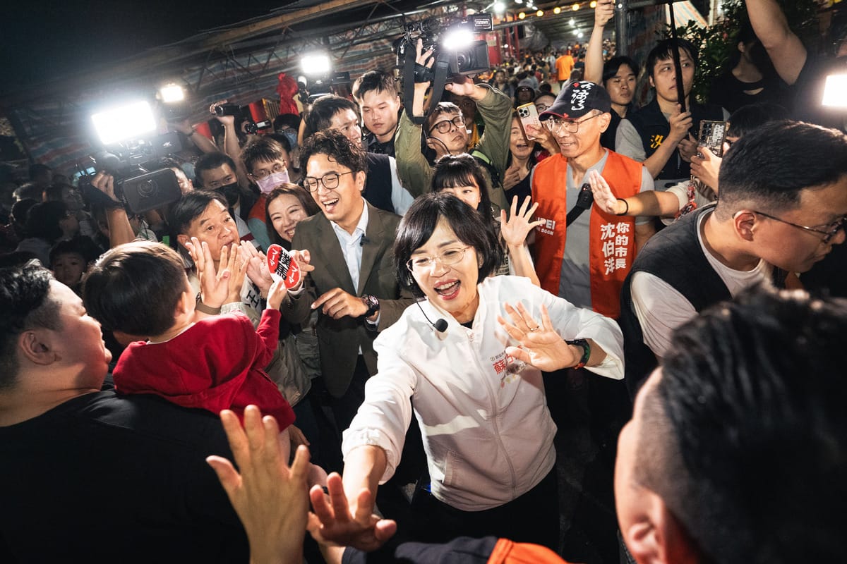 新北市長候選人、立法委員蘇巧慧今（29）日與台北市長候選人、立法委員沈伯洋一同前往汐止福山巖顯應祖師廟參香祈福，「洋流慧聚」組合再次同台。 圖：蘇巧慧競總提供